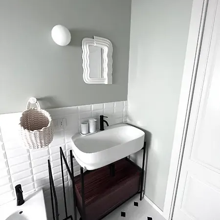 Porta 1923 Bed And Art